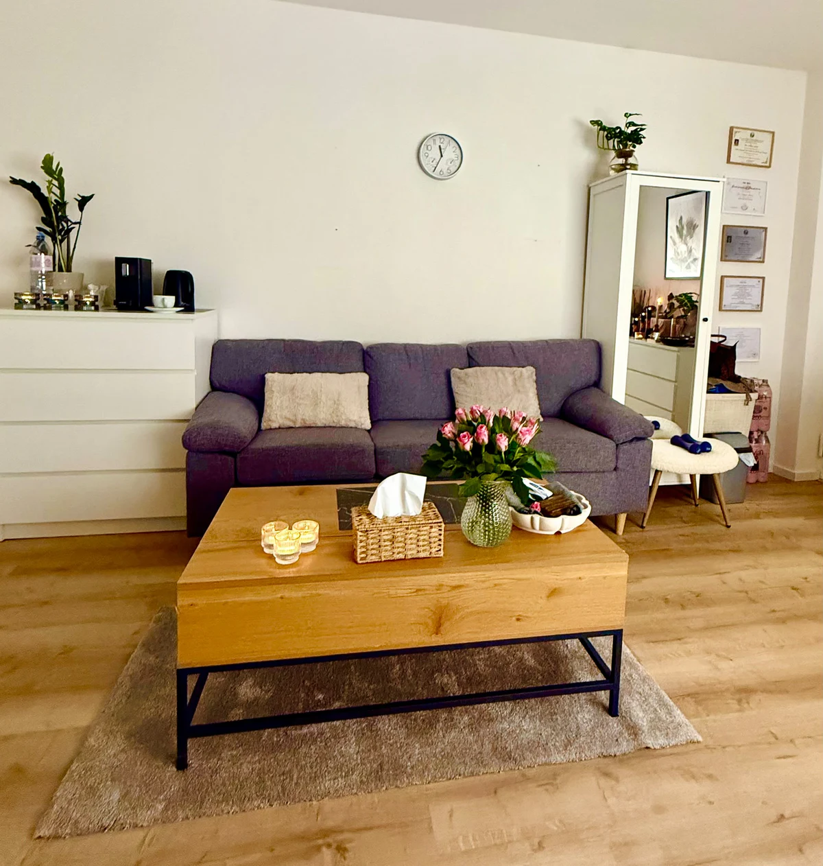 Ruhebereich mit Sofa und Blumen bei Suri Massage & Spa in Lachen